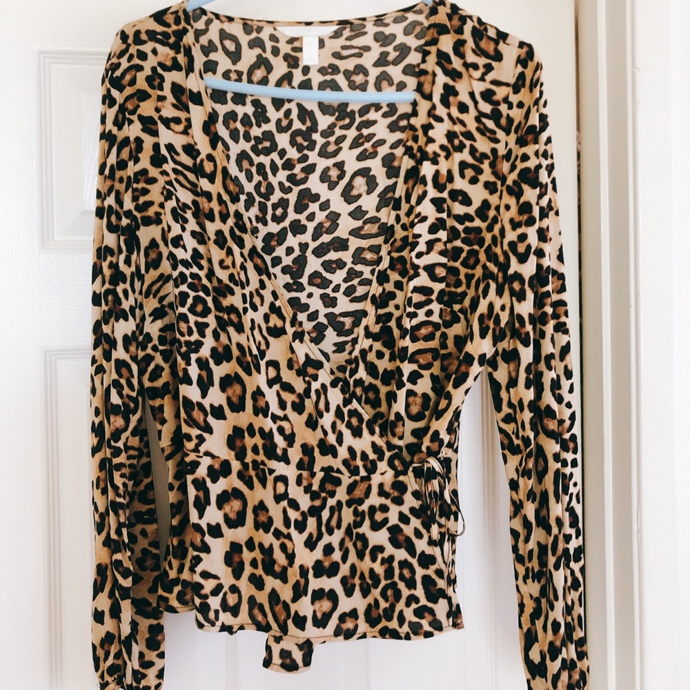 Chic cheetah low cut wrap blouse. H&M size m/l.